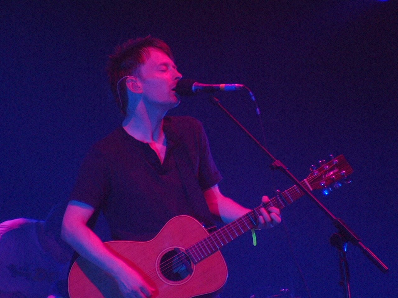 http://www.djurvall.burken.nu/Hultsfred_03/192%20-%20Radiohead,%20Thom%20Yorke.jpg