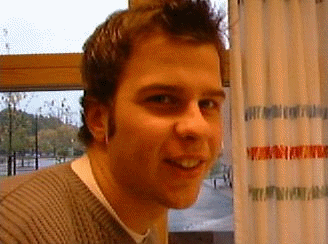Erik%20Forsberg%20Knasig%20med%20huvudet.gif
